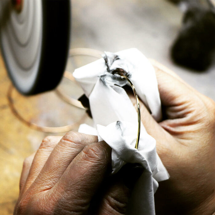 making of a gold bangle